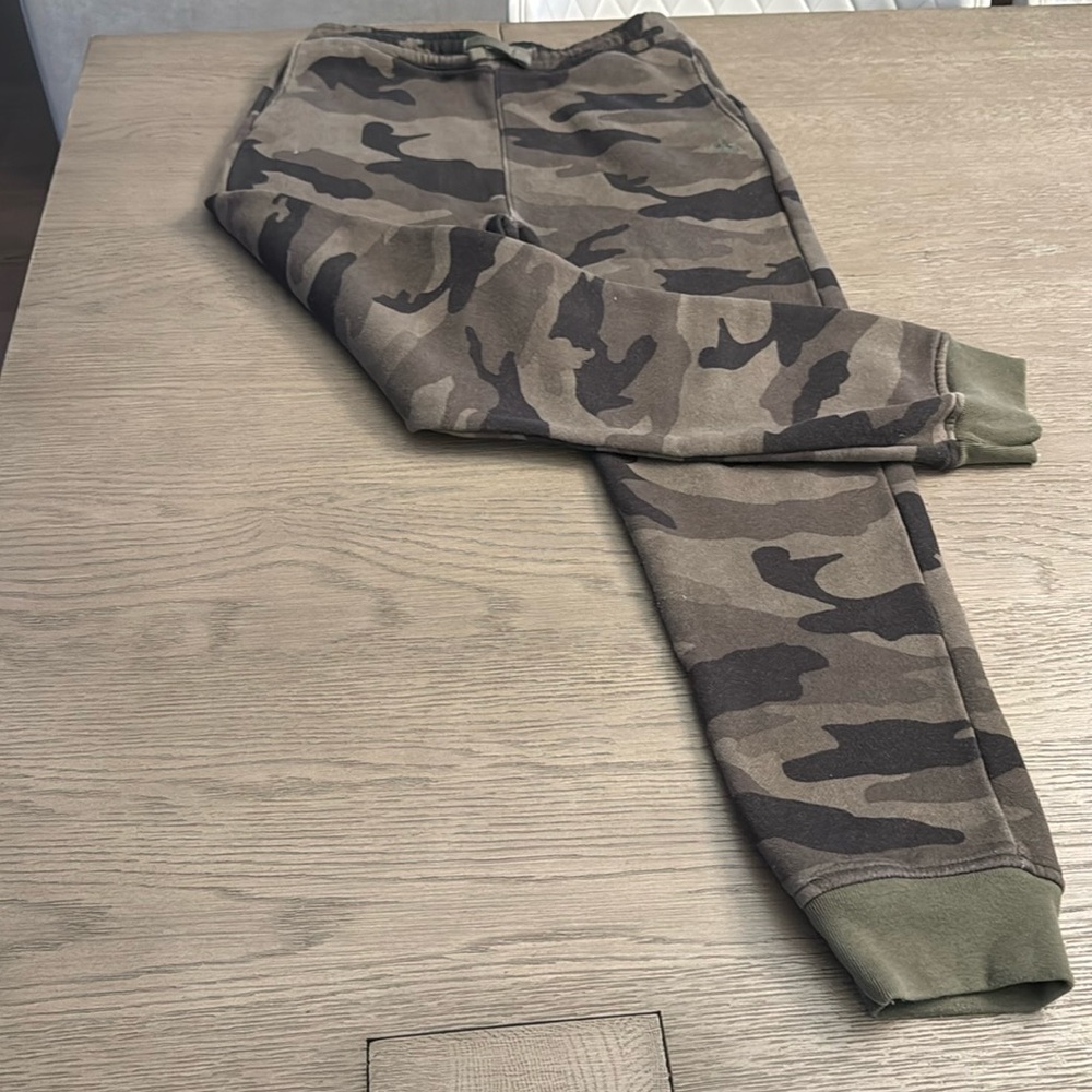 Abercrombie Kids camo sweatpants size 15/16